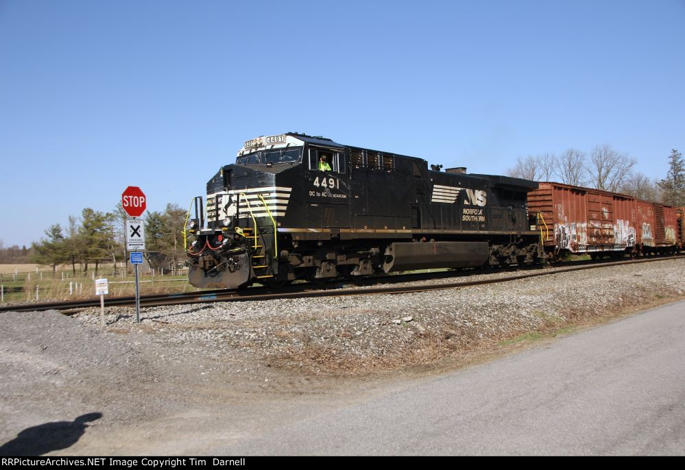 NS 4491 on rail train 913